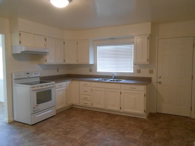 Building Photo - Cute 2 Bedroom, 1 Bathroom Home in the orchards!