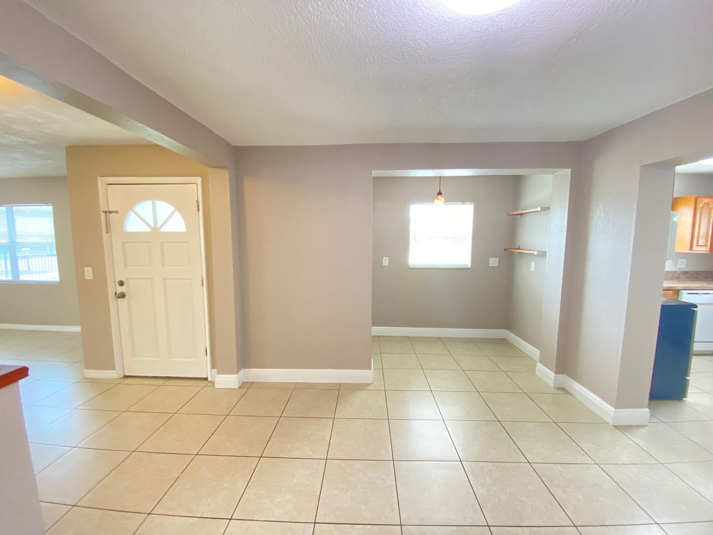 Building Photo - Nice 3 bedroom 2 bathroom House with Scree...