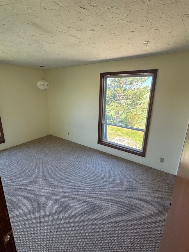 Building Photo - 3 Bedroom Home on Two Acres