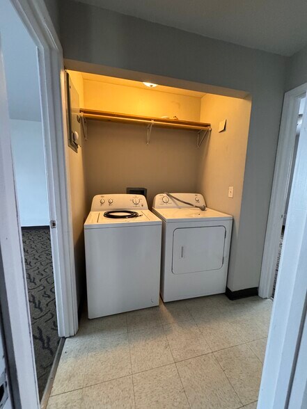 Building Photo - 405 S Graham Ave