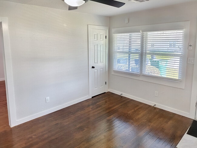 Building Photo - 3221 NE 16th St