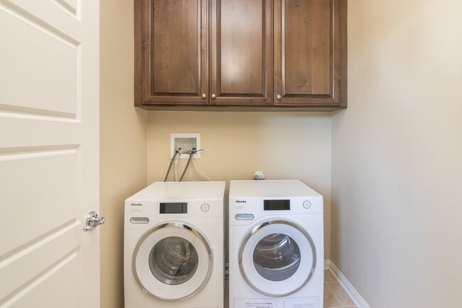 Building Photo - Updated 4-Bedroom Townhouse in Prime Porte...