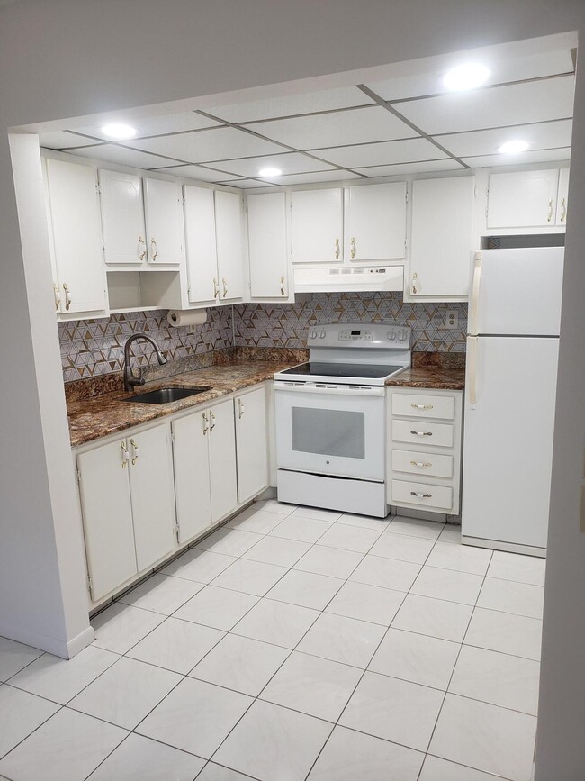 Building Photo - 688 Burgundy L