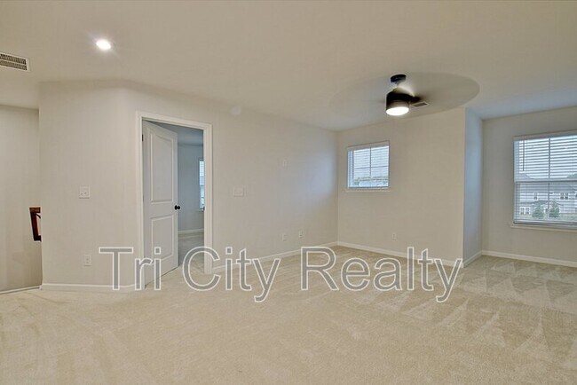 Building Photo - 504 Albertson Ave