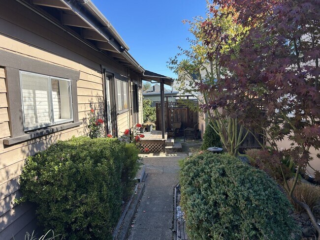 Building Photo - Lovely 1 Bedroom, 1 Bathroom Unit in West Petaluma