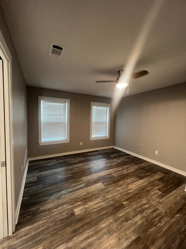 Building Photo - 557 E Elm St