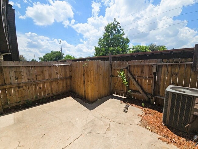 Building Photo - 15625 Weldon Dr