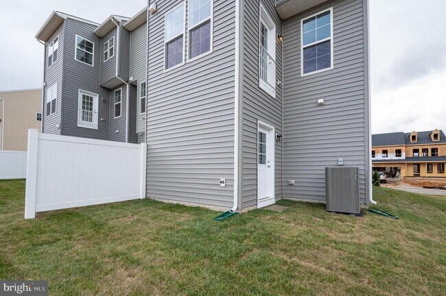 Building Photo - 301 Hillsdale Pl