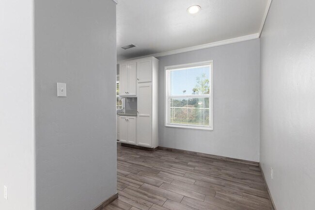 Building Photo - 4804 Iroquois Ave