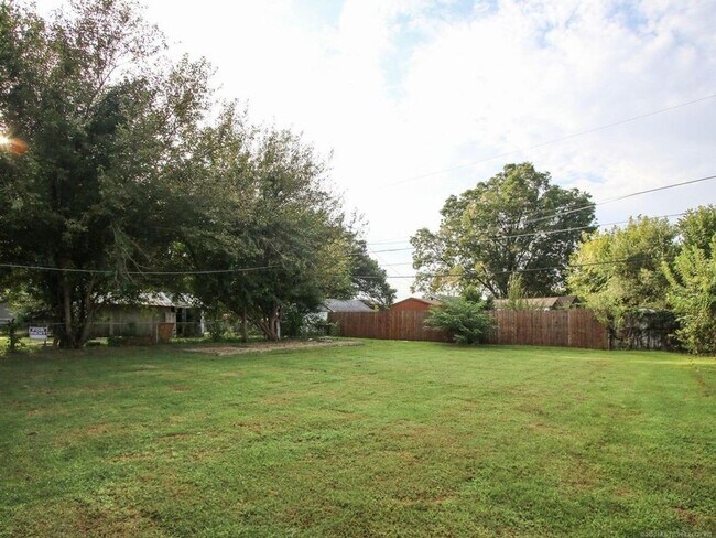 Building Photo - Available Now! 3 Bed / Bath & Large Backyard! Price drop!