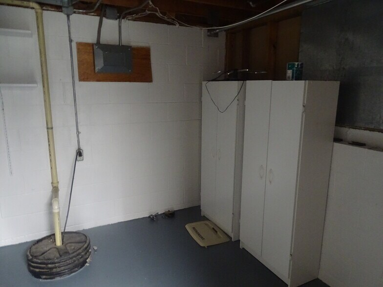 basement laundry area with hookups - 4548 50th St