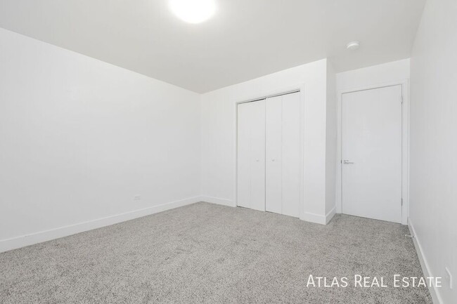 Building Photo - Beautiful 2 Bedroom 1 Bathroom, W/D in Uni...