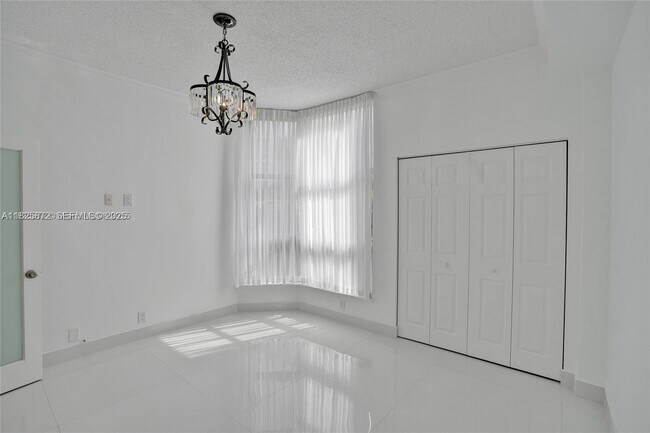 Building Photo - 3500 Mystic Pointe Dr