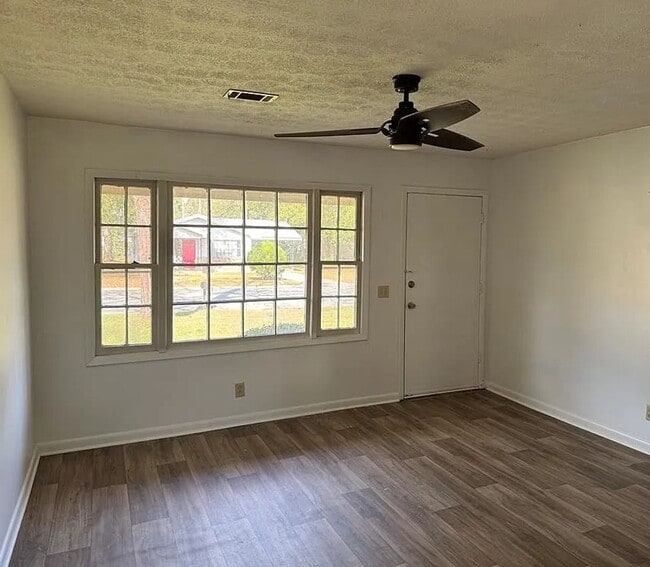 Building Photo - 3 Bed/1.5 Bath Brick Home- Under Renovations