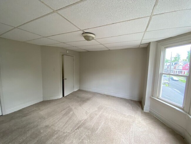 Building Photo - 5 Bedroom house harrisburg for rent 1,200 a month