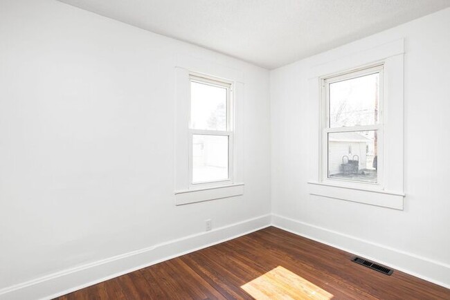 Building Photo - Remodeled 3 Bed 2 Full Bath Within Walking...