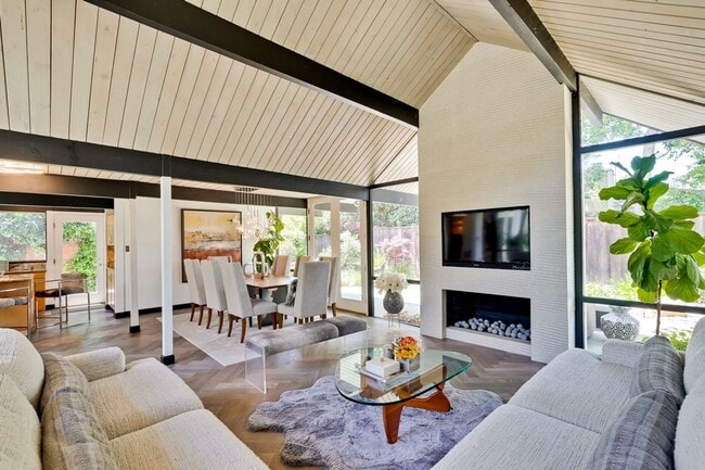 Building Photo - Gorgeous 4 Bed, 2 Bath Eichler in Sunnyvale