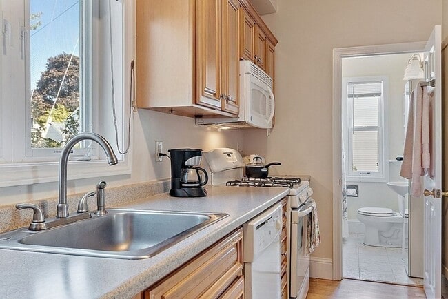 Building Photo - Unique, Renovated 2-Bed Apartment in Quiet...
