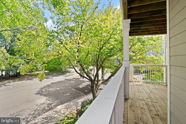 Building Photo - 1704 Lake Shore Crest Dr