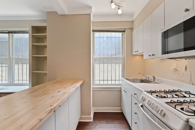 Building Photo - NEWLY RENOVATED West End/Dupont Efficiency!