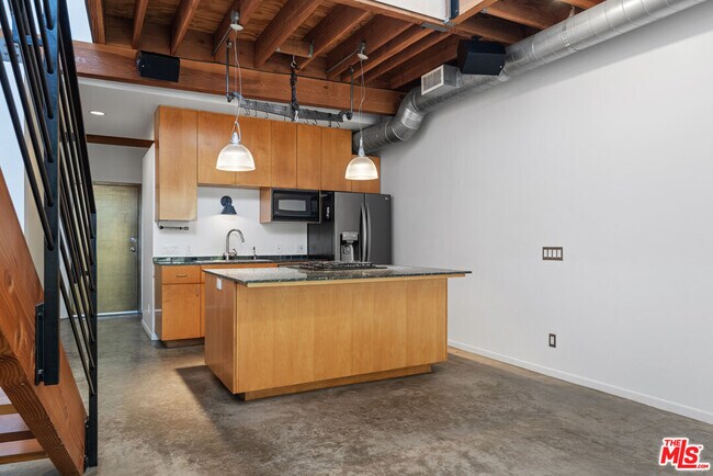 Building Photo - 1130 5th Ave