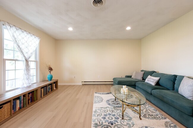 Building Photo - Spacious Ranch Close to Campus