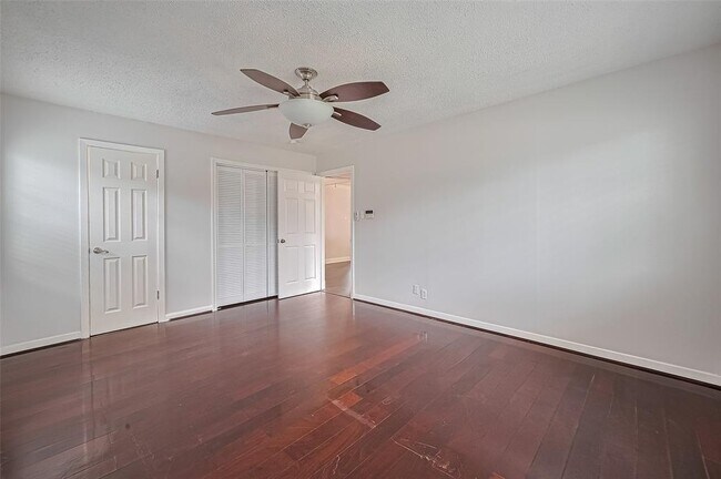 Building Photo - 8045 Ridgeview Dr