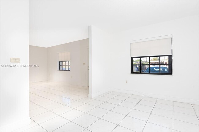 Building Photo - 2615 SW 32nd Ct