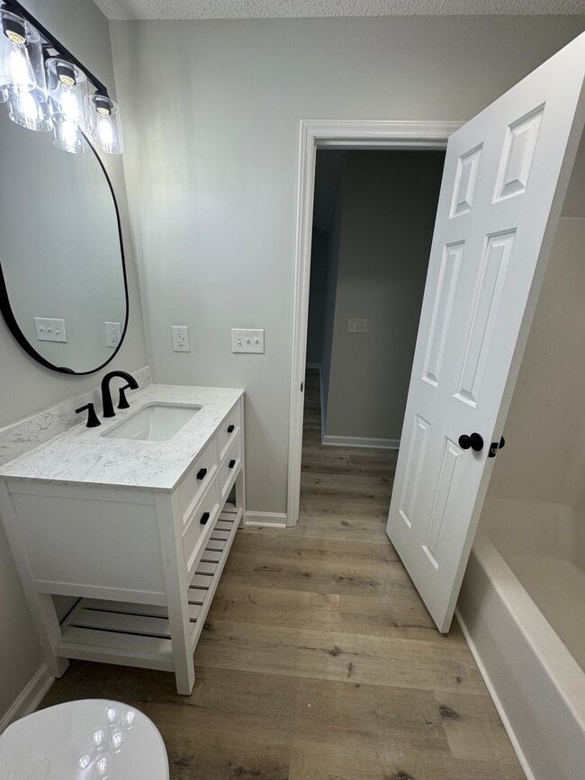 Building Photo - 3bed/2bath+Garage GSO!!