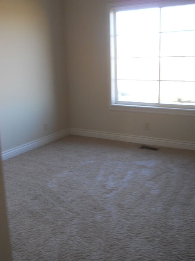 Building Photo - Beautiful 3 bedroom house in a quiet HOA neighborhood with lots of perks!