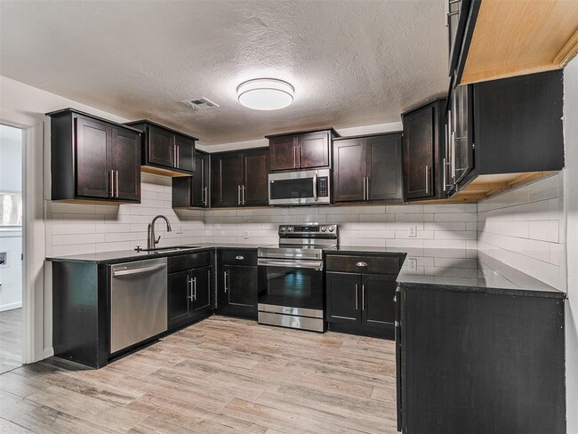 Building Photo - 816 S Santa Fe Dr