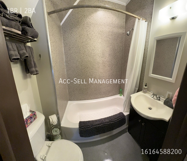 Building Photo - 643 Thomas St SE