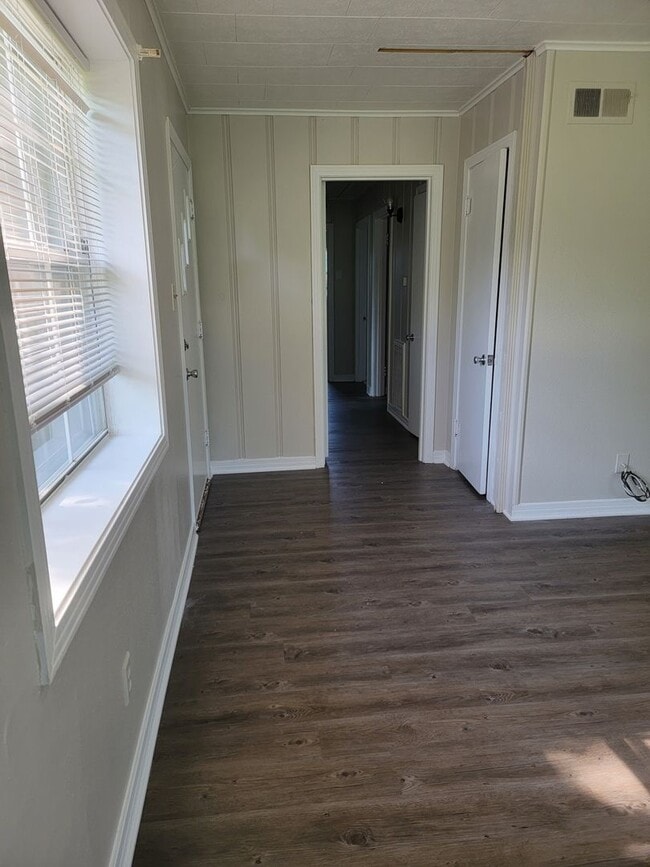 Building Photo - $300 Off 1st Month Special