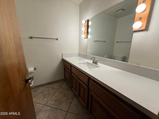 Building Photo - 1753 E Gable Ave