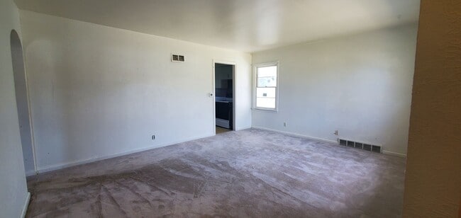 Building Photo - 2 bedroom home
