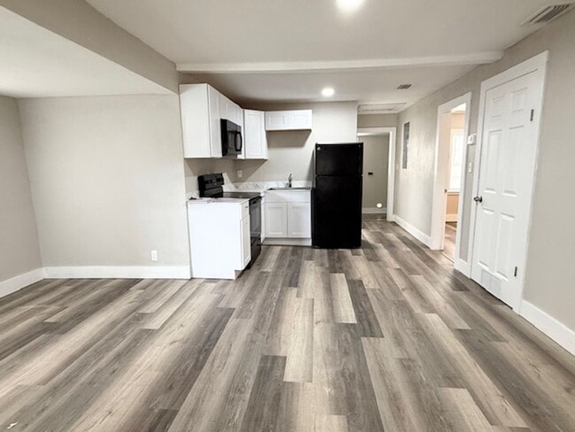 Building Photo - Charming Beachside Bungalow for Rent!