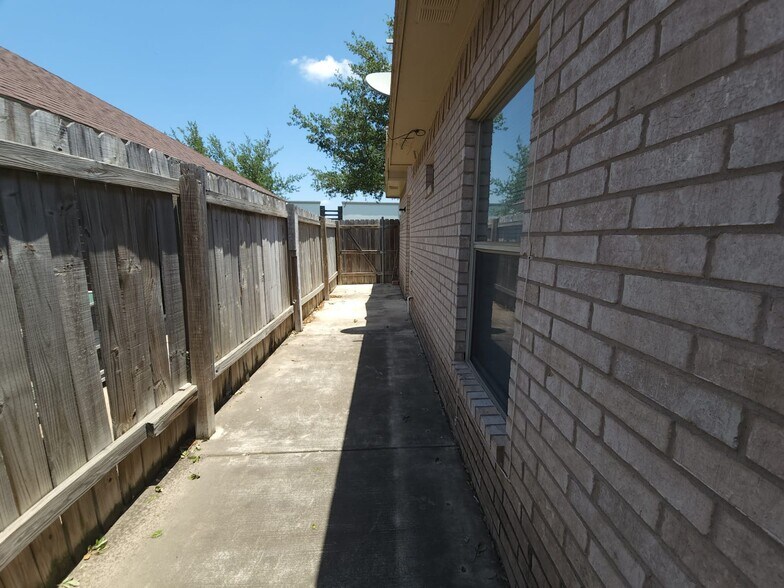 Building Photo - 3810 W Sarah Evans