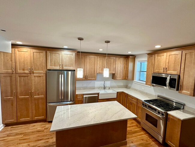 Building Photo - 2308 W Farwell Ave