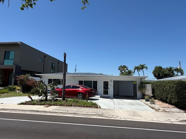 Building Photo - 1531 NE 15th Ave