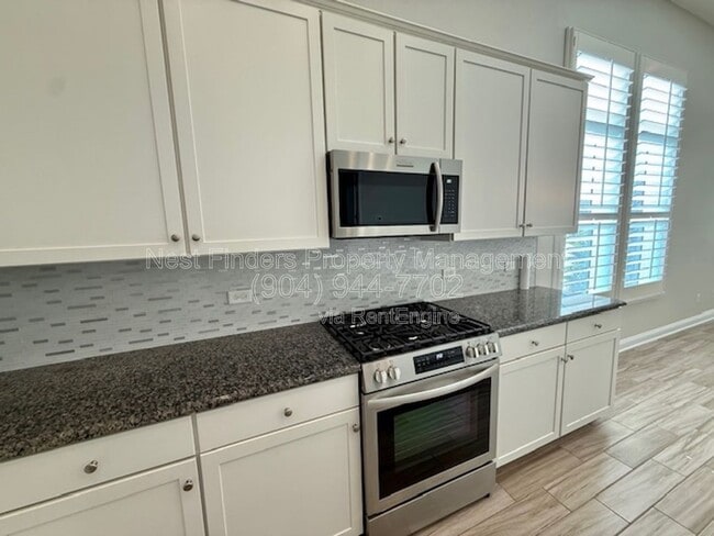 Building Photo - 628 Town Plaza Ave