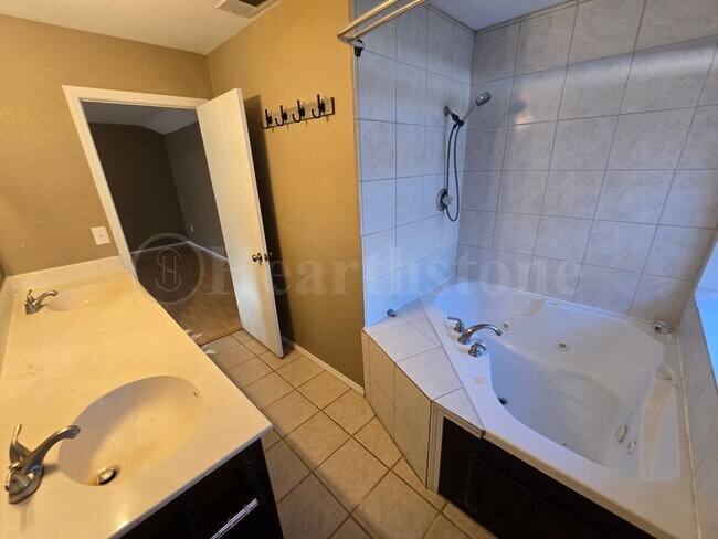 Building Photo - 1307 Gidding St