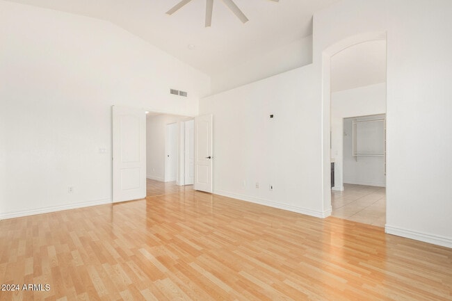 Building Photo - 8338 W Paradise Dr