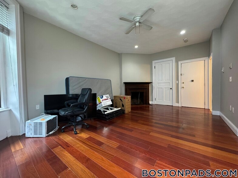 Building Photo - 250 Newbury St