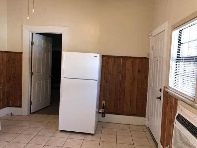 Building Photo - 1 Bedroom Apartment Close to SHSU