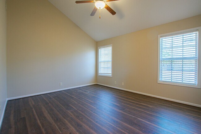Building Photo - Pet Friendly Three Bedroom with Bonus!