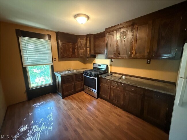 Building Photo - 1076 Ackley St