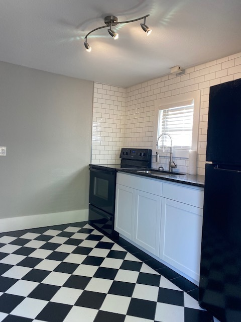 Building Photo - Adorable studio above garage! $1,150/month