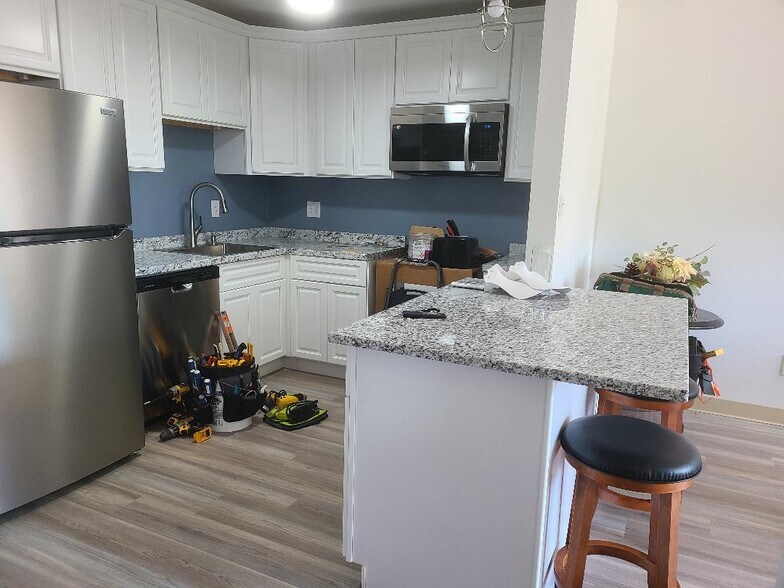 Building Photo - 1800 Roundhill Rd