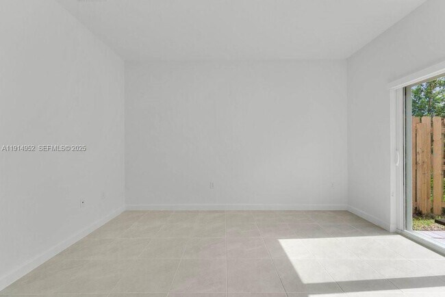 Building Photo - 2558 SE 27th Dr