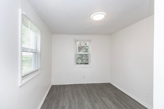 Building Photo - Amazing 3 Bedroom 1 Bathroom Home